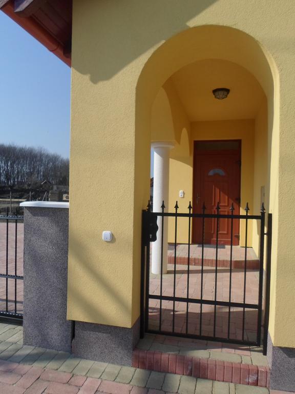 Kiserdo Vendeghaz Rajka Exterior photo