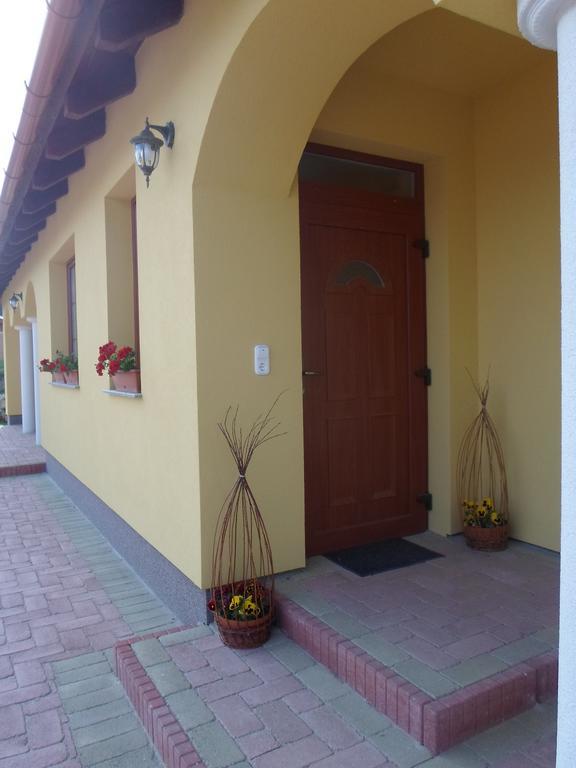 Kiserdo Vendeghaz Rajka Exterior photo