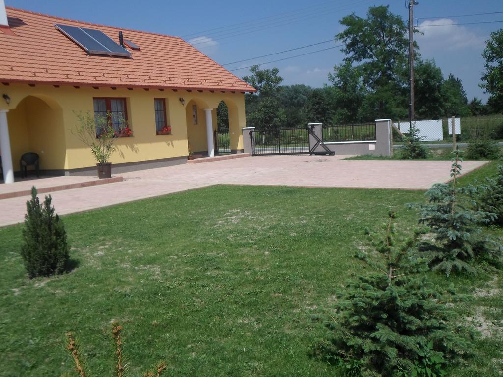 Kiserdo Vendeghaz Rajka Exterior photo